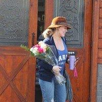 Pregnant Hilary Duff receives flowers from a paparazzo | Picture 88894